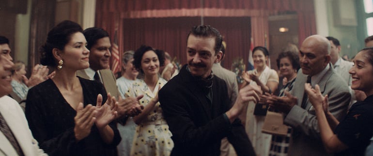 Nahuel Pérez Biscayart interpretando a Mister Wesson, un diplomático estadounidense, en la película paraguaya "Narciso".