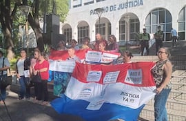 Protesta de persionas afectadas por el esquema mafia de los pagarés.