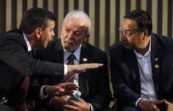Los presidentes de (i-d) Paraguay, Santiago Peña; Brasil, Luiz Inácio Lula da Silva; y Bolivia, Luis Arce, hablan hoy durante un acto sobre financiación del desarrollo e integración como parte de la Cumbre del Mercosur que se desarrolló en Río de Janeiro en diciembre del 2023. EFE/ Antonio Lacerda