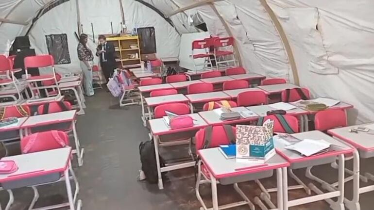 En esta captura de vídeo se observa al concejal realizando un registro del actual estado del aire. Se puede apreciar que los alumnos no estaban dentro del aula.