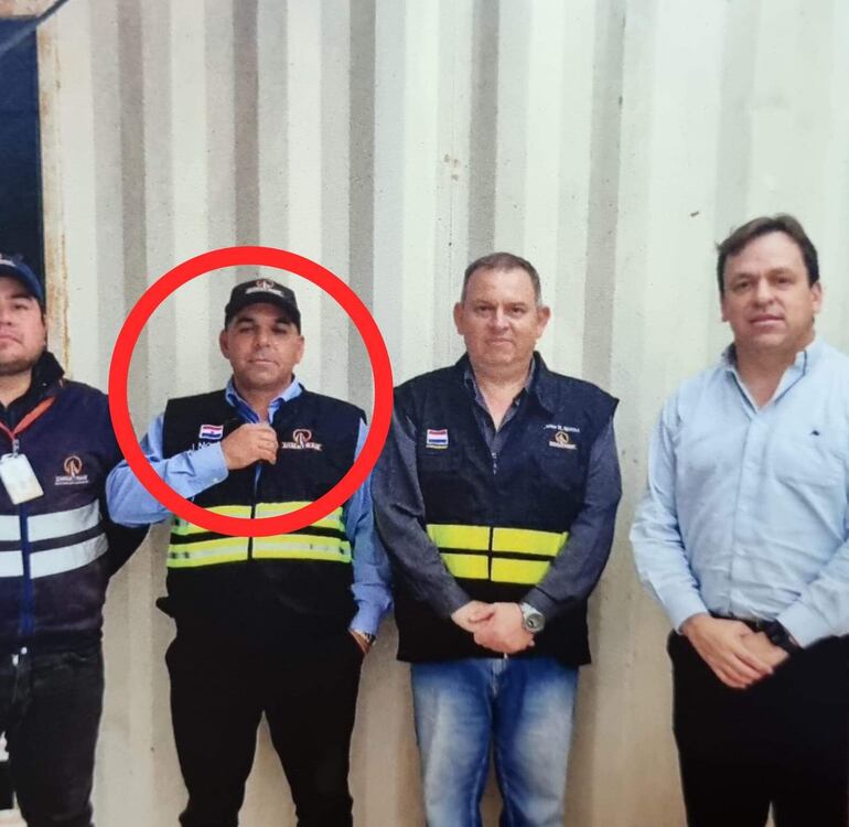 Muchos fiscalizadores no tienen vínculo pero aparecen con el uniforme en fotografías con el director.