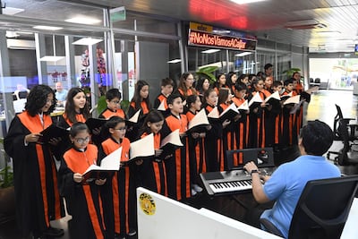 Los integrantes del Coro Arapy del colegio Salesianito ofrecieron hoy su tradicional serenata navideña.