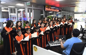 Los integrantes del Coro Arapy del colegio Salesianito ofrecieron hoy su tradicional serenata navideña.
