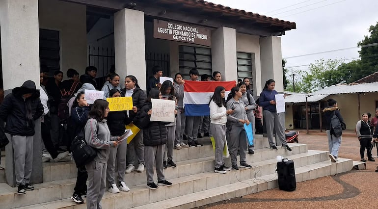 Alumnos del Colegio Nacional Agustín Fernando de Pinedo se manifestaron frente a la institución y reclamaron la reposición en el cargo de la directora, Cinthia Franco.