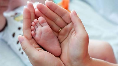 La fenilcetonuria (PKU) requiere un tratamiento de por vida basado en una dieta restringida en fenilalanina y suplementación nutricional.