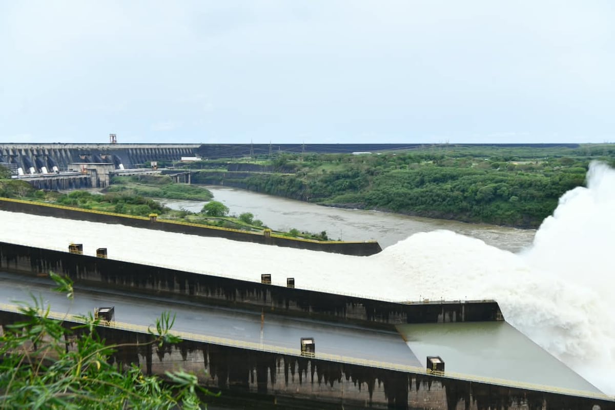 Itaipú libera más agua: compuertas del vertedero seguirán abiertas hasta la próxima semana