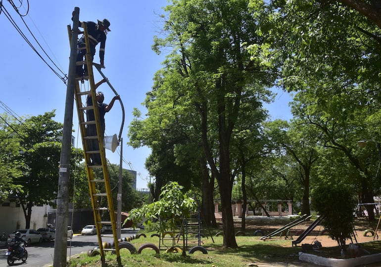 Funcionarios municipales hacen "lo que pueden" con materiales reciclados y ante la falta de insumos.
