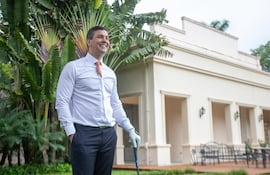 Santiago Peña juega al golf en Mburuvicha Roga.