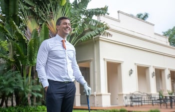 Santiago Peña juega al golf en Mburuvicha Roga.