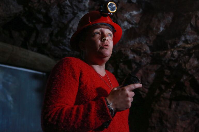 Edelweiss Oliver, dueña de la Posada del Minero y encargada del circuito turístico "Ruta del Oro", habla durante un recorrido por las ruinas de la Represa de Cuñapirú en la localidad de Minas de Corrales (Uruguay). 
