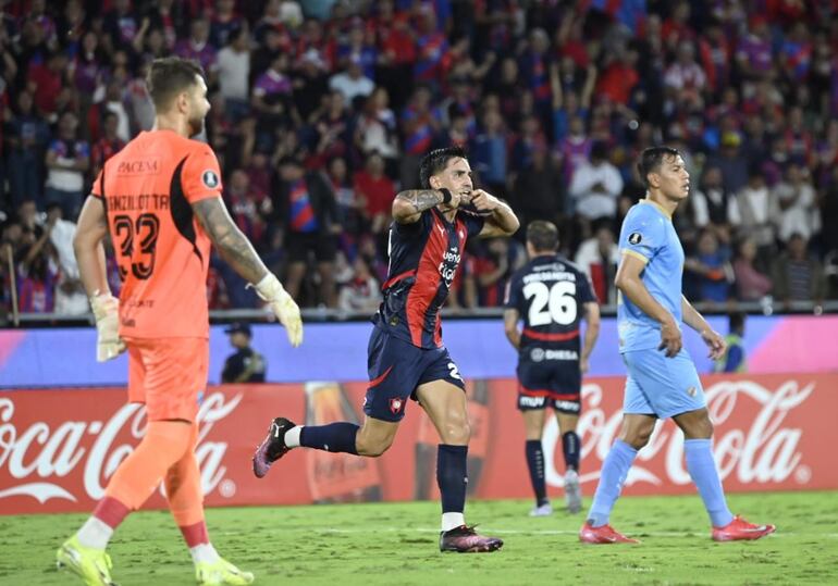 El argentino Jonatan Torres, futbolista de Cerro Porteño, celebra un gol en el partido frente a Bolívar por la primera fecha del Grupo G de la Copa Libertadores 2025 en el estadio La Nueva Olla, en Asunción, Paraguay.