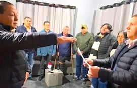 Carlos Bareiro Florentín (ANR-HC), presidente de la Junta Municipal de Quyquyhó, tomó juramento a su suegro Patrocinio Medina (ANR-HC), quien quedó al frente del órgano deliberativo local.