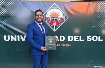 Carlos Portillo presume su título de Doctor en Ciencias Jurídicas.