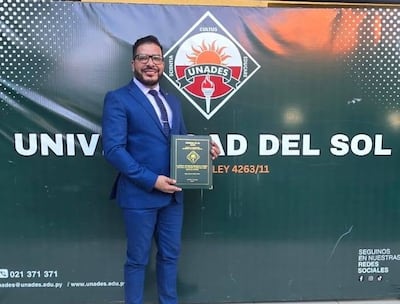 Carlos Portillo presume su título de Doctor en Ciencias Jurídicas.