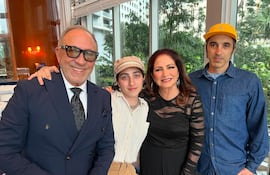 La cumpleañera Gloria Estefan con su marido Emilio Estefan y sus hijos Emily y Nayib.