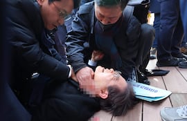 El líder del Partido Democrático (PD) surcoreano, Lee Jae-myung tras ser apuñalado este martes en el cuello durante un acto público en la ciudad de Busan y desde donde ha sido trasladado a la capital surcoreana para ser operado de urgencia debido al grave daño en la yugular.