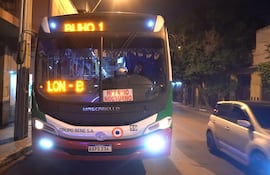 Imágenes del transporte público en horario nocturno.