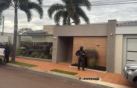 Fachada de la casa de Óscar Daniel Cabreira Pinazo (48) en Pedro Juan Caballero, durante el procedimiento de esta mañana. Cabreira tenía vínculos con Lalo Gomes y supuestamente intentó autoeliminarse cuando el allanamiento estaba en curso.