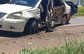 Este uno de los automóviles involucrados en el percance que quedó con importantes daños materiales