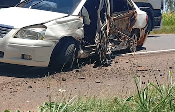 Este uno de los automóviles involucrados en el percance que quedó con importantes daños materiales