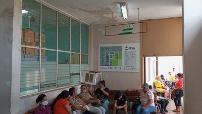 Techos completamente tomados por la humedad, descascarados y hasta el letrero de "salida de emergencias" roto e ilegible, en los pasillos del Incan, que tiene su infraestructura en pésimo estado.