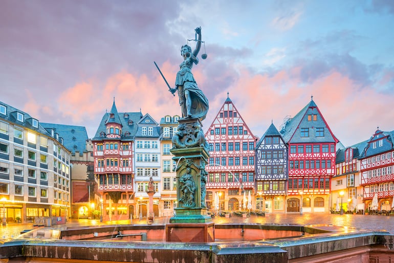 Plaza de la ciudad vieja Romerberg en Frankfurt, Alemania.