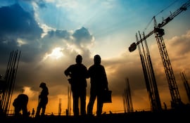 Trabajadores de la construcción en un edificio.