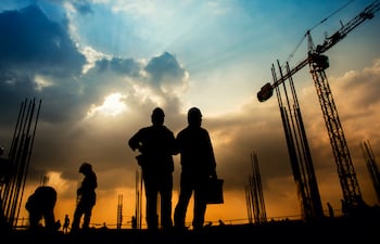 Trabajadores de la construcción en un edificio.