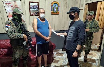 Mario Giménez Noguera, detenido hoy en Yby Yaú, es interrogado por el fiscal Marcelo Pecci.