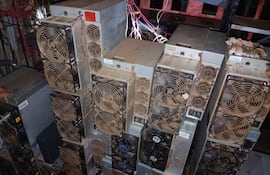 Los intervinientes incautaron 56 máquinas de criptomonedas en el inmueble allanado.