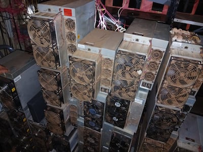 Los intervinientes incautaron 56 máquinas de criptomonedas en el inmueble allanado.