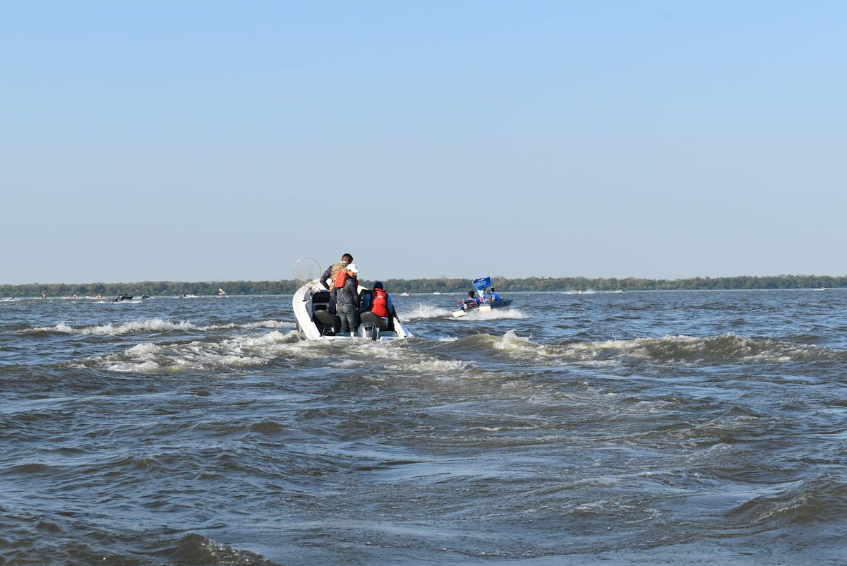 Unos 600 pescadores participan del concurso del dorado en Ayolas