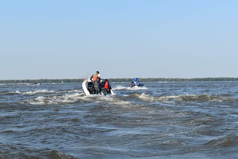 Momento de la largada de los participantes del Concurso Internacional de Pesca del Dorado y Variada en el río Paraná zona de Ayolas.