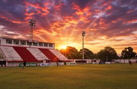 Atardecer en Villa Hayes, con la vista del sector preferencial del estadio Isidro Roussillón del Benjamín Aceval, que albergará el sábado el decisivo partido entre el local y el Martín Ledesma de Capiatá.