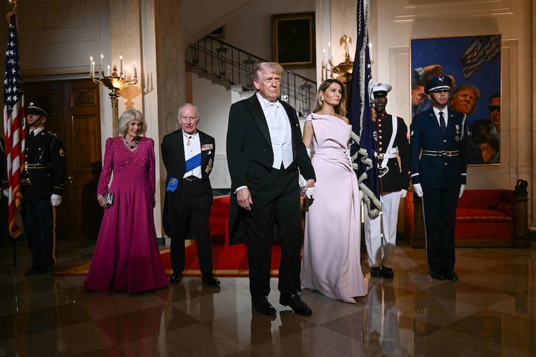 Los reyes Camila y Carlos III, Melania Trump y Donald Trump en la cena de gala de anoche. (Brendan SMIALOWSKI / AFP)