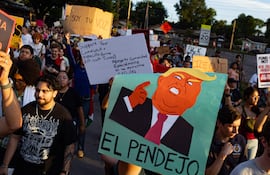 Personas sostienen carteles en una manifestación contra las políticas migratorias de Donald Trump, en Houston (EE.UU.).