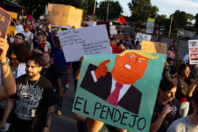 Personas sostienen carteles en una manifestación contra las políticas migratorias de Donald Trump, en Houston (EE.UU.).