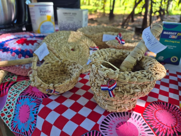 Ofrecen poroto y artesanías para que su hijo con discapacidad continúe tratamiento en el Hospital General de Itapúa