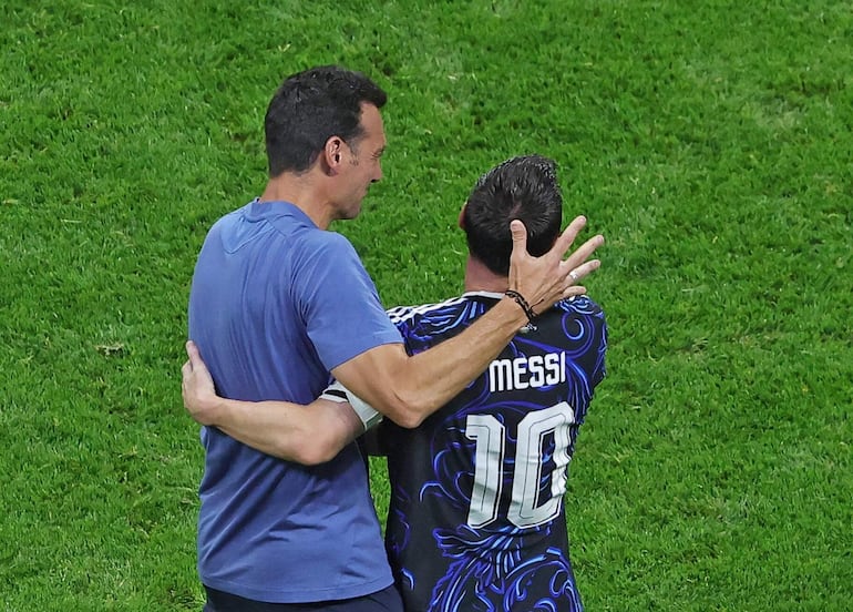 El director técnico de Argentina, Lionel Scaloni (I), y Lionel Messi de Argentina se abrazan tras ganar el partido de semifinales de la Copa Mundial de la FIFA 2026 entre Inglaterra y Argentina, en Atlanta, EE. UU..
