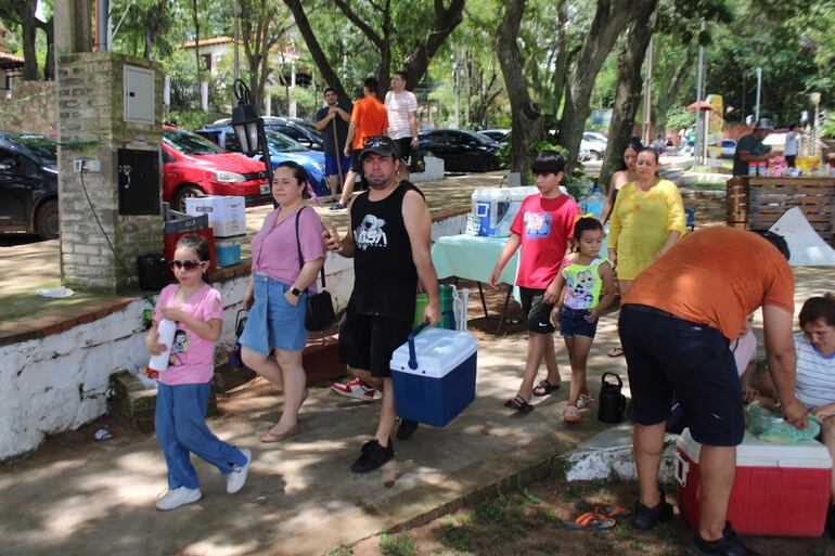 Las familias aprovechan el feriado, llevan a sus hijos y disfrutan de un buen momento.