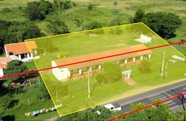 En línea roja se observa cómo el trazado de la ampliación de la ruta PY02, atraviesa un pabellón de la escuela Alfonso de Boccard, en Areguá.