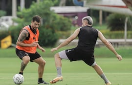 Alejandro Silva, con un quiebre, escapa de la marca de Álvaro Campuzano.