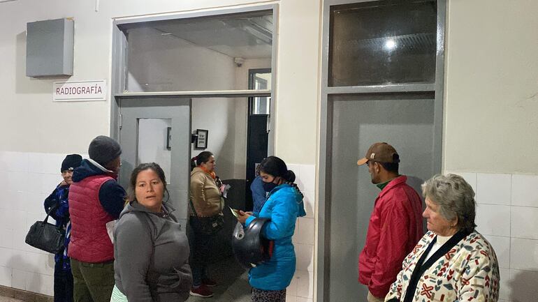 Pacientes esperan ser asistidos en el Hospital Regional de Concepción. 