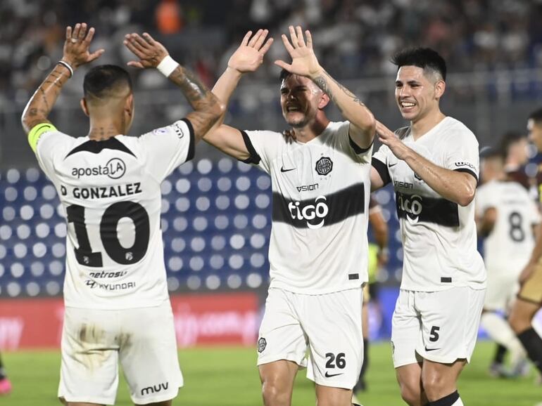 Junior Barreto (26), futbolista de Olimpia, celebra un gol en el partido ante Nacional por la tercera jornada del torneo Apertura 2024 del fútbol paraguayo en el estadio Defensores del Chaco, en Asunción.