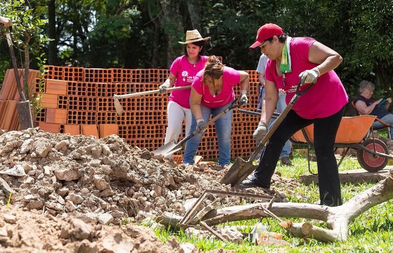 Un grupo de mujeres de Hábitat para la Humanidad Paraguay, trabajan en la construcción de viviendas.