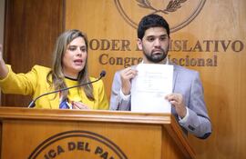 La senadora Kattya Gonzalez y el diputado Raul Benítez del Partido Encuentro Nacional (PEN), presentando denuncias contra el Senador Hernán Rivas (ANR, HC).