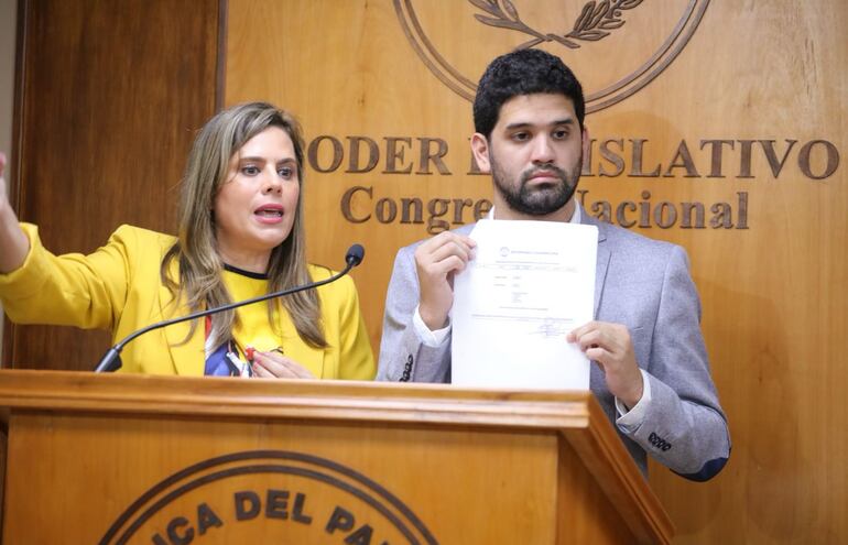 Kattya Gonzalez y el diputado Raul Benítez del Partido Encuentro Nacional (PEN) en la sala de prensa "Pablo Medina" de la Cámara de Senadores.