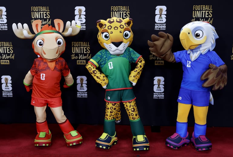 Las mascotas del Mundial FIFA 2026, Maple el alce (Canadá), Zayu el jaguar (México) y Clutch el águila calva (EE. UU.).
