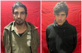 Sergio Miguel Cuevas Meza (de verde) y Octavio Miguel Bareiro Estigarribia (de negro), imputado por el intento de robo en el Banco Río del barrio Tablada Nueva de Asunción.