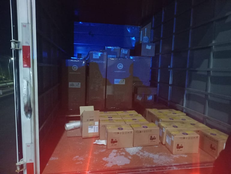 El camión transportaba una variedad de mercaderías, según la Policía.